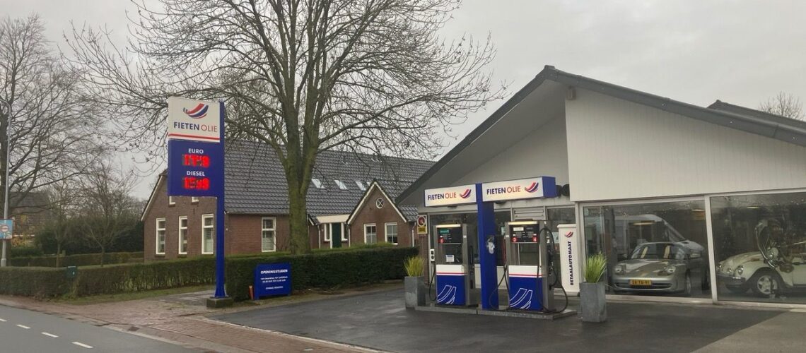 "Ontdek het gemak van 24 uur per dag tanken bij Fieten Olie in Oene. Wij bieden een breed scala aan brandstoffen, waaronder Euro 95 en Diesel en Adblue. Betrouwbare service en kwaliteit gegarandeerd. Tank nu bij Fieten Olie!"